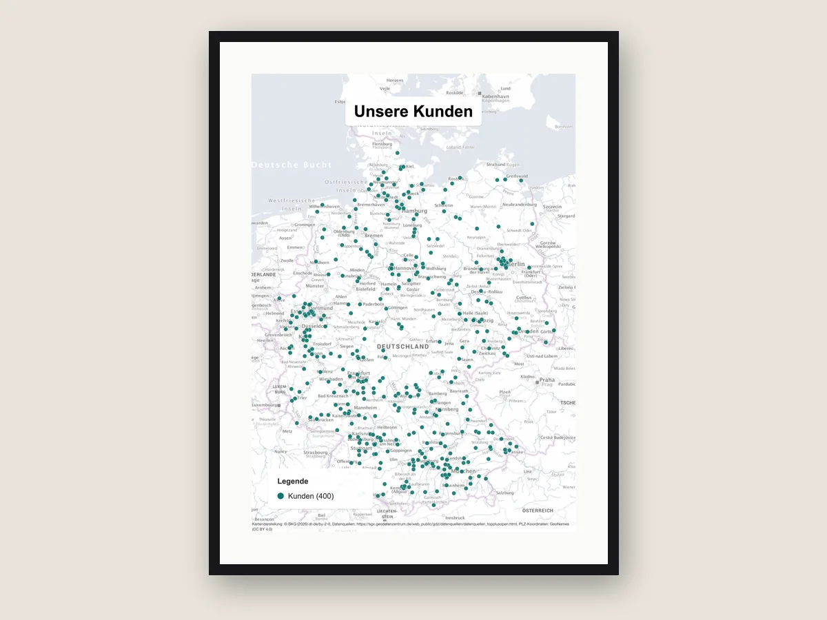 Gerahmter Druck mit dem Titel „Unsere Kunden“: 400 Kunden als Punkte auf einer Deutschlandkarte im Hochformat.